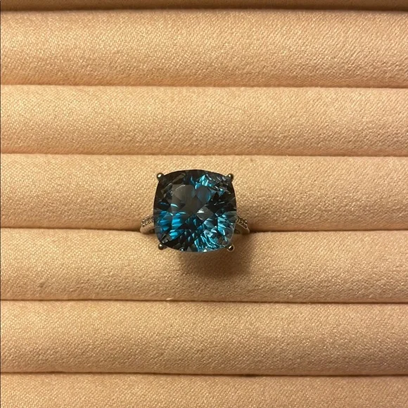 Elegant Blue Topaz Silver Ring - Picture 4 of 5